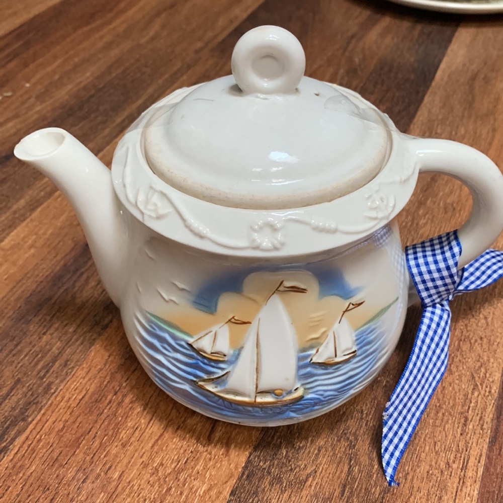 70’s earthenware porcelain lidded teapot w 3D sailing theme in good condition